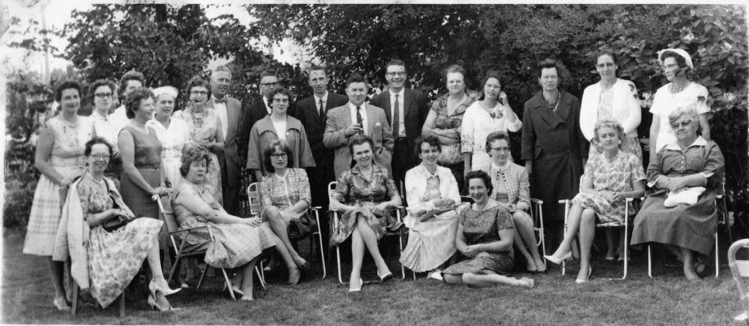 Black and white group photo of many people.